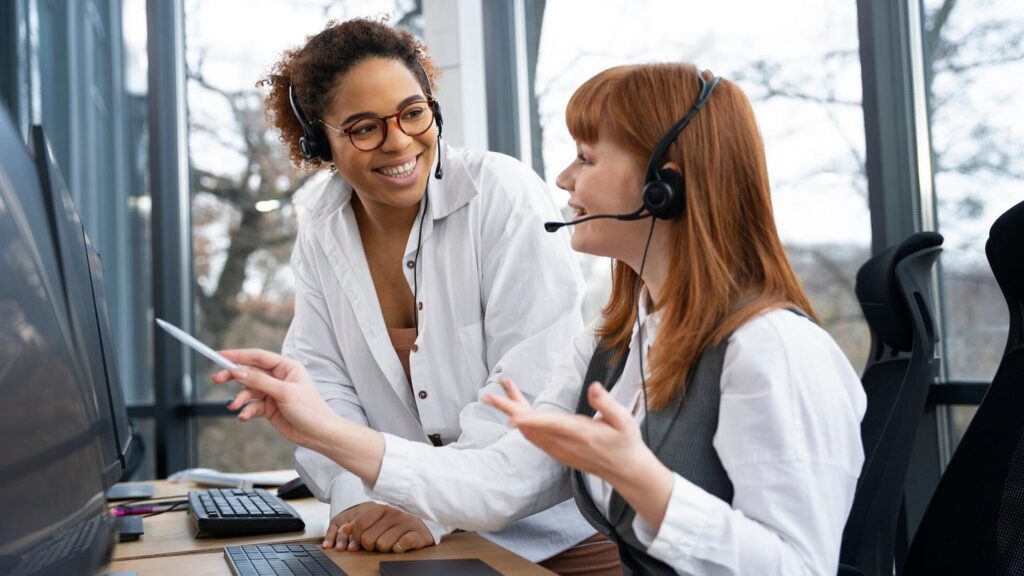Agente practicando conversación en inglés y habilidades de comunicación para call center.